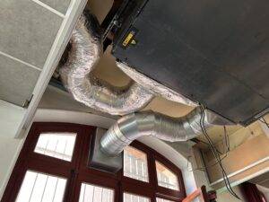Réseaux de gaines calorifugées raccordées à une centrale de traitement d’air installée dans une salle de classe du lycée Jeanne d’Arc à Clermont-Ferrand.