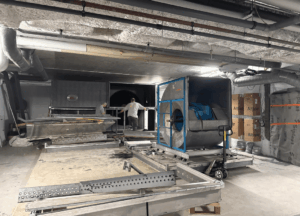 Démontage de l’ancienne centrale de traitement d’air au stade nautique Pierre de Coubertin par les équipes DEMETER HVAC.