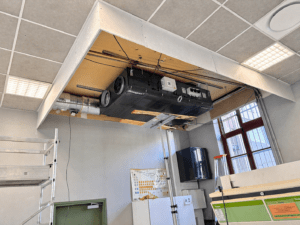 Installation d’une centrale de traitement d’air en plafond dans une salle de classe du lycée Jeanne d’Arc à Clermont-Ferrand.