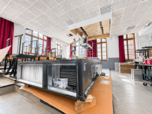 Préparation des travaux d’installation des centrales de traitement d’air dans une salle de classe du lycée Jeanne d’Arc à Clermont-Ferrand.
