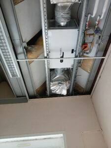 CTA installée en faux plafond dans le cadre du remplacement du système de traitement d’air de la cuisine du collège Alexandre Varenne à Saint-Éloy-les-Mines.