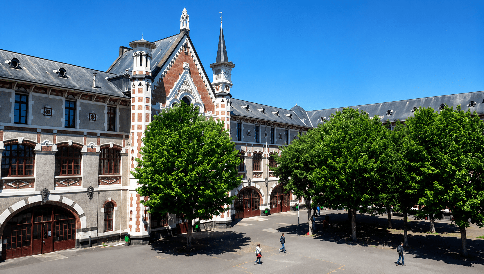 Vue extérieure du lycée Jeanne d’Arc à Clermont-Ferrand, site du chantier de ventilation et d’extraction du radon réalisé par DEMETER HVAC.