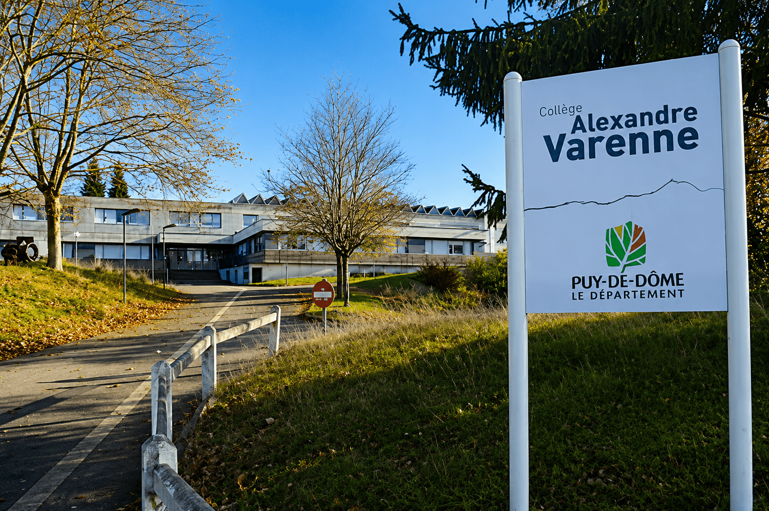 Vue extérieure du collège Alexandre Varenne à Saint-Éloy-les-Mines dans le Puy-de-Dôme, site du chantier de remplacement du système de traitement d’air réalisé par DEMETER HVAC.