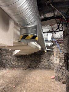 Gaines de ventilation installées dans les sous-sols du lycée Jeanne d’Arc pour l’extraction du radon.
