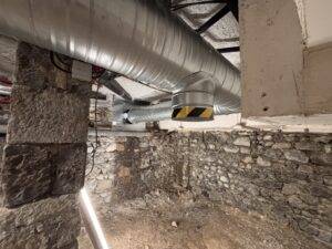 Réseau de gaines installé en sous-sol dans le cadre du système d’extraction du radon au lycée Jeanne d’Arc à Clermont-Ferrand.